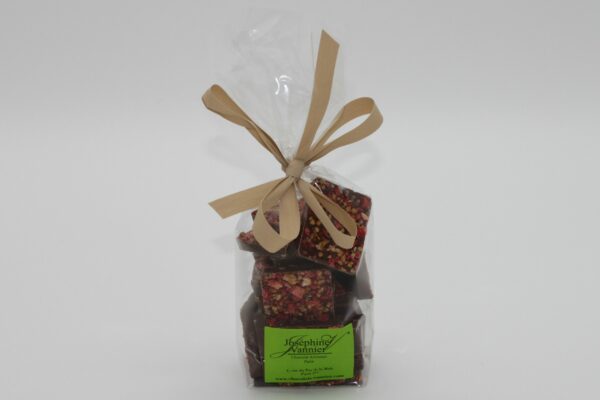 Chocolat au lait avec fraises et noisettes caramélisées