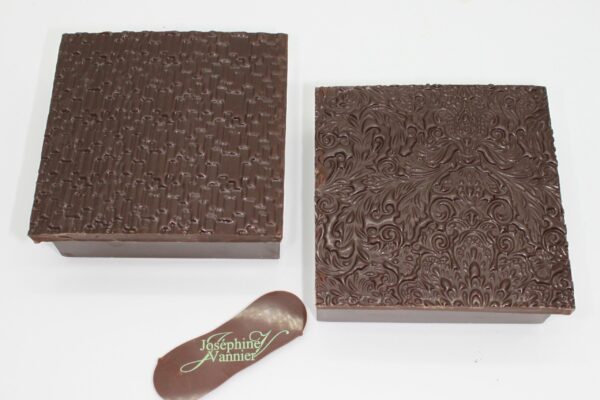 Boite T1 en chocolat noir garnie