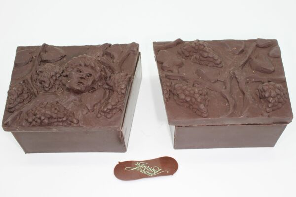 Boite Chapiteau de 410g en chocolat garnie de 250g d'assortiments