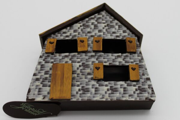 Boite Chalet en chocolat noir garnie