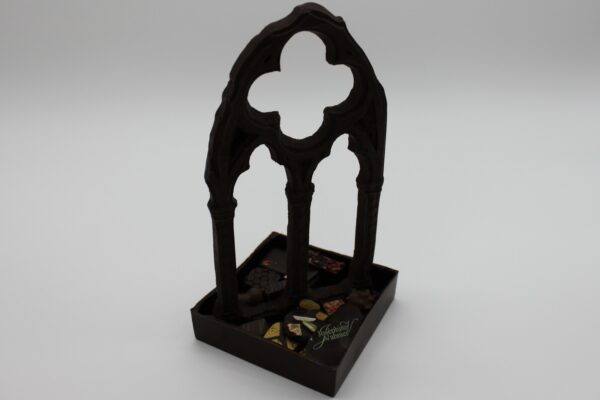 Fenêtre Gothique en chocolat noir garnie
