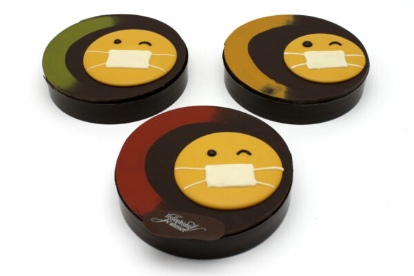 Boite Smiley rouge personnalisable T2 en chocolat noir garni – Image 2