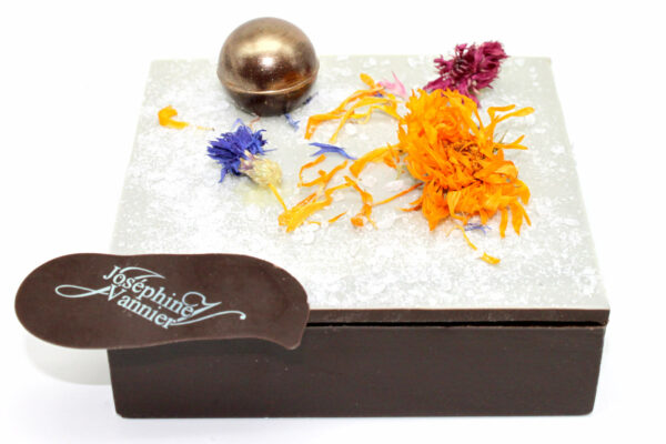 Boite givrée Fleurs séchées garni en chocolat T2