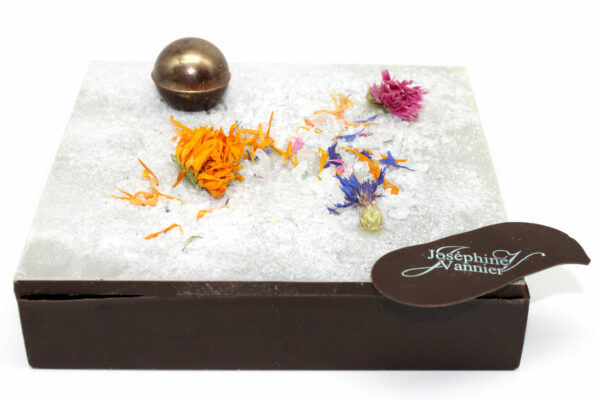 Boite givrée Fleurs séchées garni en chocolat T3