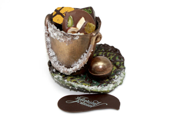 Seau sur feuille de chou garni en chocolat T1