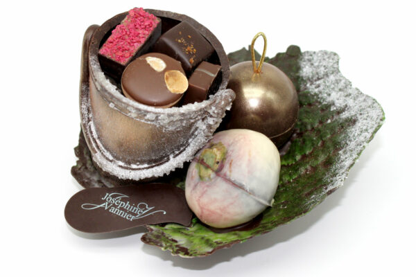 Seau sur feuille de chou garni en chocolat T2