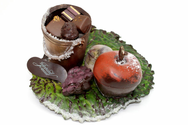 Seau sur feuille de chou garni en chocolat T3