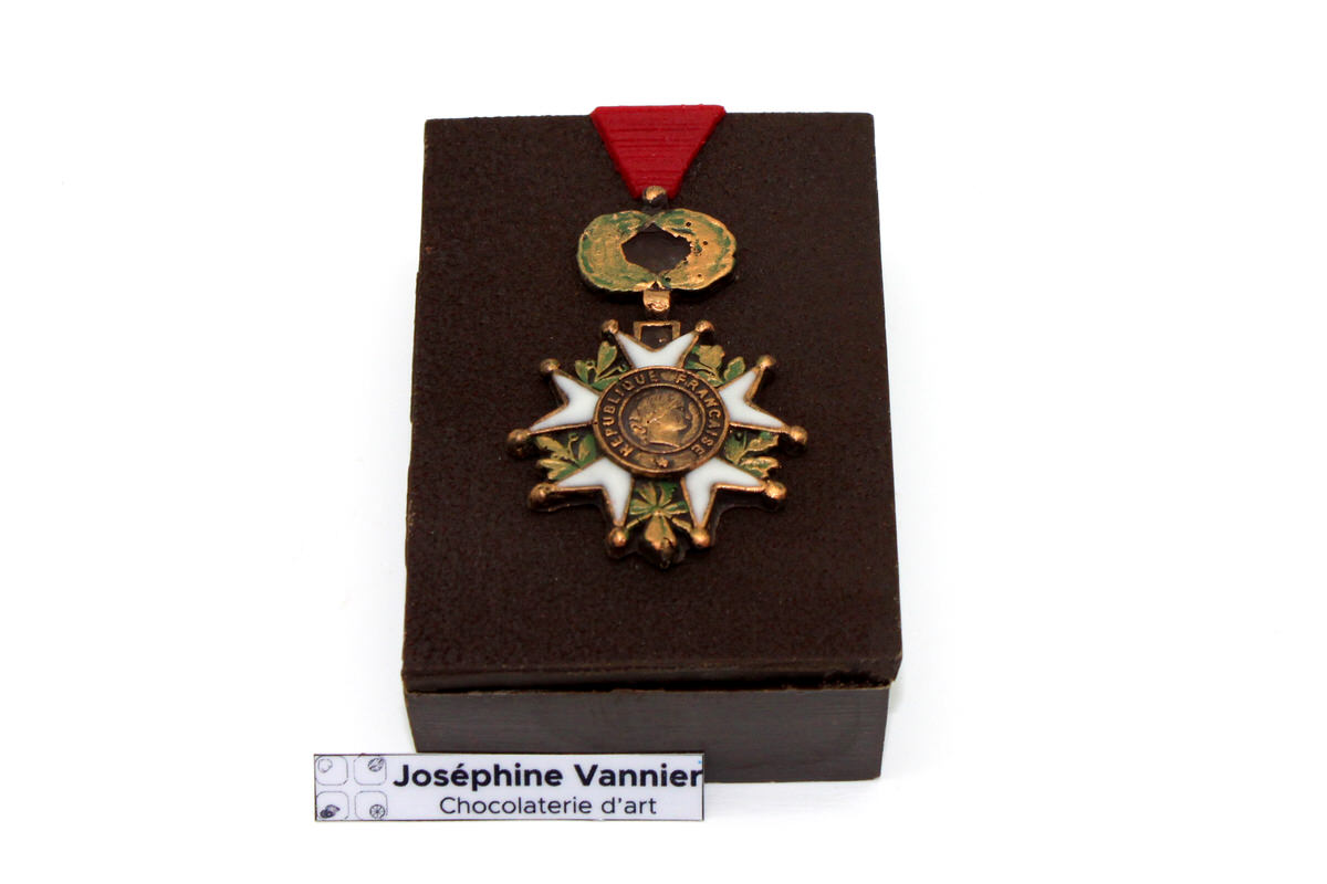 Boite légion d'honneur Garnie en chocolat – Joséphine Vannier