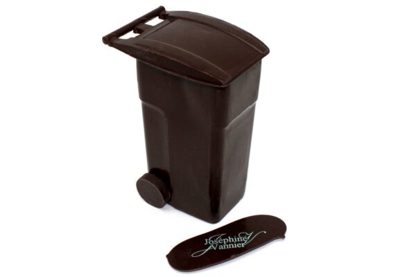 Poubelle de Paris garnie en chocolat