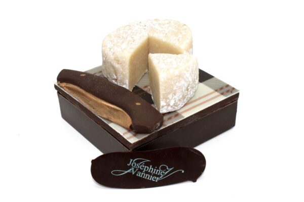 Boite crottin et son couteau en chocolat noir garnie
