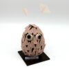 Oeuf à plumes roses T1 en chocolat noir garni