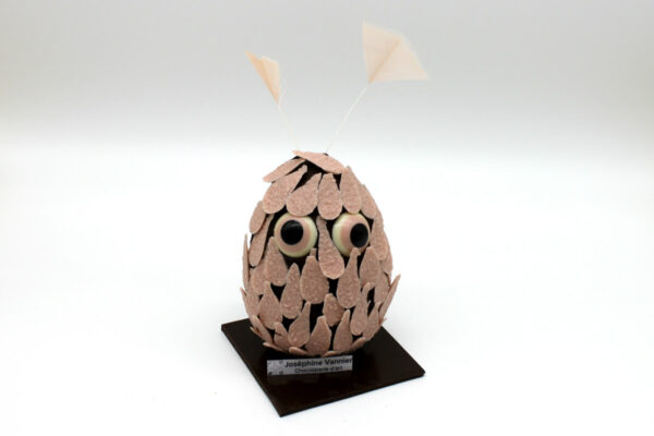 Oeuf à plumes roses T1 en chocolat noir garni