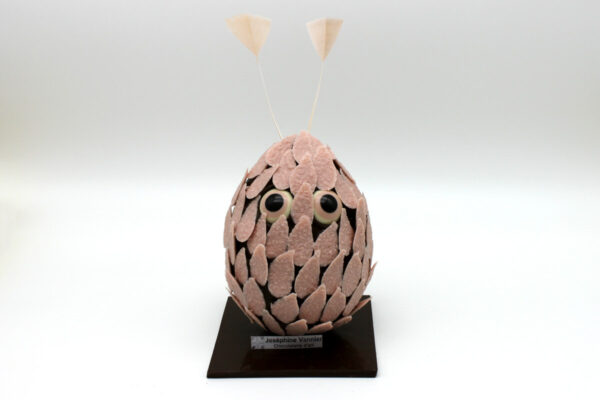 Oeuf à plumes roses T2 en chocolat noir garni
