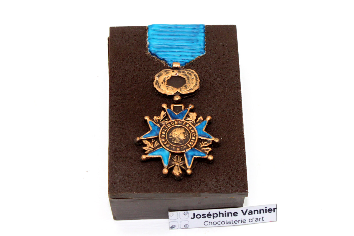 Boite médaille du mérite Garnie en chocolat – Joséphine Vannier –  Chocolaterie d'art