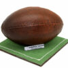 Ballon de rugby sur terrain garni en Chocolat