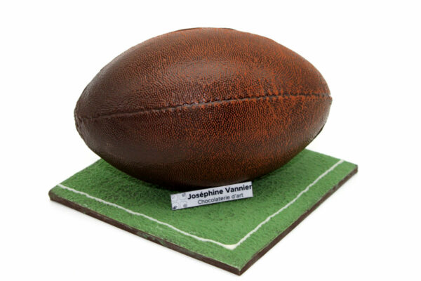 Ballon de rugby sur terrain garni en Chocolat