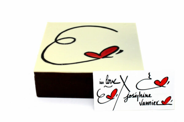 Boite In Love T2 en chocolat noir garnie d'un assortiment de chocolats - Edition Limitée