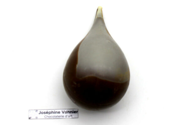 Goutte en chocolat au lait garnie