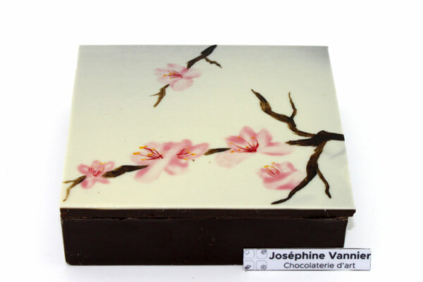 Boite en chocolat noir décor fleur de cerisier garni T2