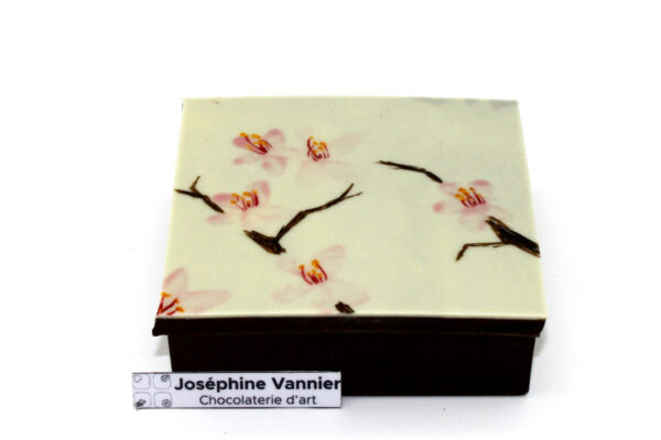 Boite en chocolat noir décor fleur de cerisier garni T1