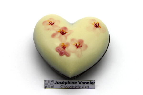coeur en chocolat noir décor fleur de cerisier garni T1