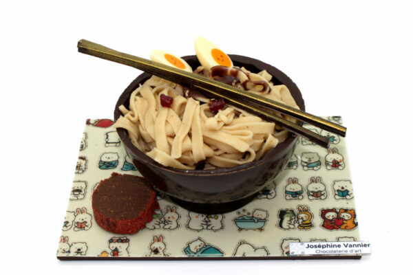 Bol de nouilles en chocolat noir