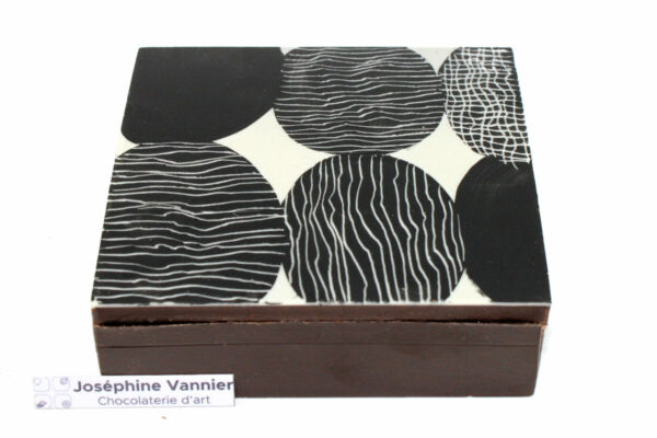Boite Design Noir T2 Garnie en Chocolat