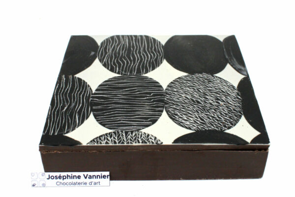 Boite Design Noir T3 Garnie en Chocolat