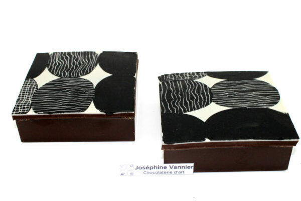 Boite Design Noir T1 Garnie en Chocolat